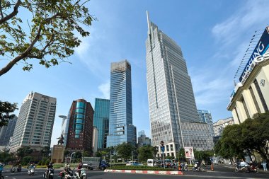 Ho Chi Minh, Viet Nam - 21 Ocak 2024: Mavi gökyüzü ile Ho Chi Minh şehri manzarası. Vietnam 'daki finans ve iş merkezleri. Bitexco 'ya bak, Landmark 81.