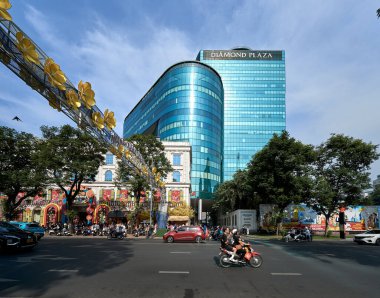                                Ho Chi Minh Şehri, Vietnam - 21 Ocak 2024 sabahın erken saatlerinde Diamond Plaza 'da birçok insan ailesi ve arkadaşlarıyla yılbaşı fotoğrafları çekiyor.