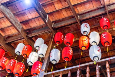 Vietnam 'da tahtadan kirişler, kirişler ve terasotta kiremitleri olan eski geleneksel Vietnam ahşap tavanı.