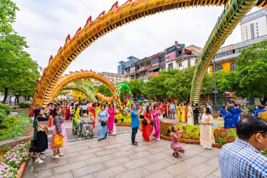 Ho Chi Minh City, Vietnam - 8 Şubat 2024: Yürüyen cadde Yeni Yılı, şehir merkezinde sokak boyunca süslenmiş çiçeklerle, Ho Chi Minh City, Vietnam 'da birçok turisti ziyaret etmek için.