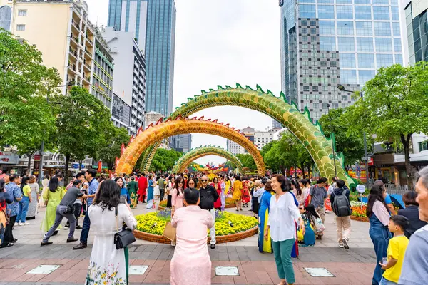 Ho Chi Minh City, Vietnam - 8 Şubat 2024: Yürüyen cadde Yeni Yılı, şehir merkezinde sokak boyunca süslenmiş çiçeklerle, Ho Chi Minh City, Vietnam 'da birçok turisti ziyaret etmek için.