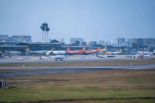 Ho chi minh, Vietnam - 27 Şubat 2024 Tan Son Nhat havaalanı bulutlu bir günde