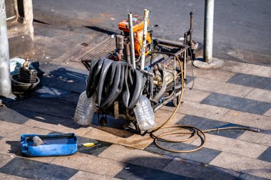 Hochiminh, Vietnam, 28 Şubat 2024: Ho Chi Minh City, Vietnam 'da sokakta motosiklet tamir eden adam