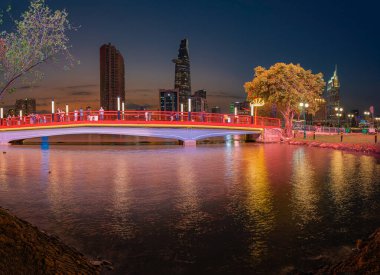 Ho Chi Minh şehri, Vietnam - 28 Şubat 2024 Bitexco Kulesi, binalar, yollar, Bason köprüsü ve Saigon nehri Saigon nehri üzerindeki konteynır kargo gemisi. Seyahat kavramı.