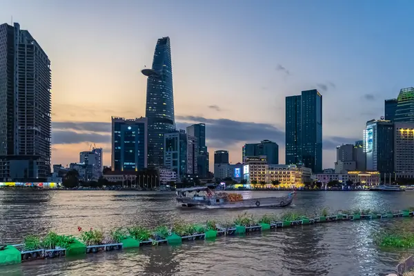 Ho Chi Minh şehri, Vietnam - 28 Şubat 2024 Bitexco Kulesi, binalar, yollar, Bason köprüsü ve Saigon nehri Saigon nehri üzerindeki konteynır kargo gemisi. Seyahat kavramı.