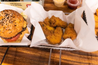 Çıtır Kızarmış Tavuk Taytı ve Tavuk Kanatları 'nı kapatın.