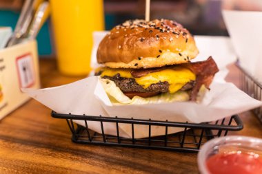 Çıtır Kızarmış Tavuk Taytı ve Tavuk Kanatları 'nı kapatın.