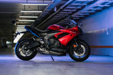 Ho Chi Minh City, Vietnam - 5 Nisan 2024: Triumph Daytona 660 motosikleti LED ışıkları ile park tünelinde