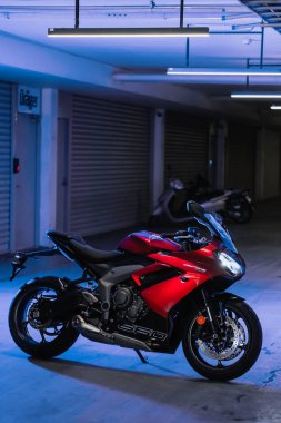 Ho Chi Minh City, Vietnam - 5 Nisan 2024: Triumph Daytona 660 motosikleti LED ışıkları ile park tünelinde