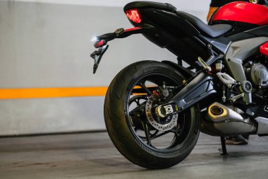 Ho Chi Minh City, Vietnam - 5 Nisan 2024: Triumph Daytona 660 motosikleti LED ışıkları ile park tünelinde