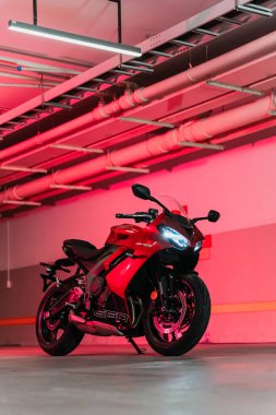 Ho Chi Minh City, Vietnam - 5 Nisan 2024: Triumph Daytona 660 motosikleti LED ışıkları ile park tünelinde