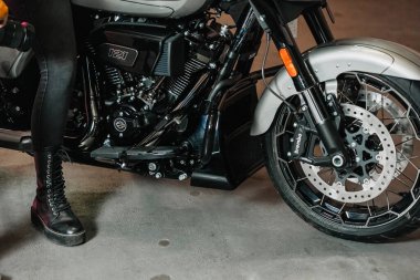 Ho Chi Minh City, Vietnam - 5 Nisan 2024: Harley Davidson CVO Sokağı 121 motosiklet park tünelinde LED ışıkları