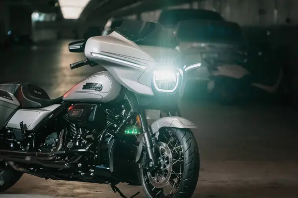 Ho Chi Minh City, Vietnam - 5 Nisan 2024: Harley Davidson CVO Sokağı 121 motosiklet park tünelinde LED ışıkları