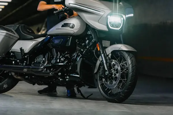 Ho Chi Minh City, Vietnam - 5 Nisan 2024: Harley Davidson CVO Sokağı 121 motosiklet park tünelinde LED ışıkları