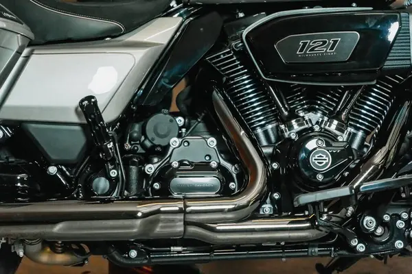 Ho Chi Minh City, Vietnam - 5 Nisan 2024: Harley Davidson CVO Sokağı 121 motosiklet park tünelinde LED ışıkları