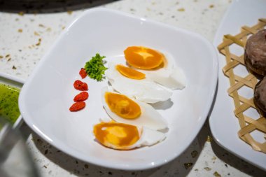 Su banyosunda buğulanmış yemek, Vietnam 'da yeni bir pişirme şekli. Sağlığa çok az faydası oluyor ve çok lezzetli.