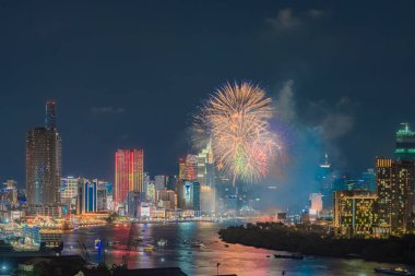 Ho Chi Minh Şehri, Vietnam - 30 Nisan 2024: kutlama. Ho Chi Minh City (Saigon), Vietnam 'da havai fişeklerin ticari bölge gökyüzünü aydınlatması. Geceleri güzel şehir manzarası. Tatiller, Bağımsızlık Günü, Yeni Yıl