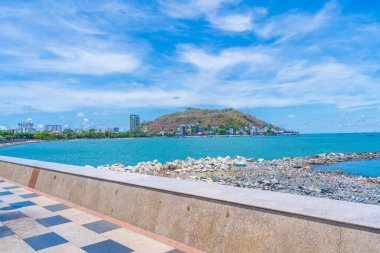Vung Tau, VIETNAM 3 Mayıs 2024: Vietnam 'da dalgalar, kıyı şeridi, sokaklar, hindistan cevizi ağaçları ve Tao Phung dağları ile panoramik kıyı manzarası. Seyahat kavramı