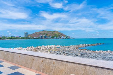 Vung Tau, VIETNAM 3 Mayıs 2024: Vietnam 'da dalgalar, kıyı şeridi, sokaklar, hindistan cevizi ağaçları ve Tao Phung dağları ile panoramik kıyı manzarası. Seyahat kavramı