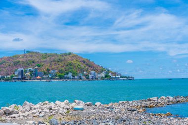 Vung Tau, VIETNAM 3 Mayıs 2024: Vietnam 'da dalgalar, kıyı şeridi, sokaklar, hindistan cevizi ağaçları ve Tao Phung dağları ile panoramik kıyı manzarası. Seyahat kavramı