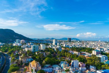 Vung Tau, VIETNAM 3 Mayıs 2024: Vietnam 'da dalgalar, kıyı şeridi, sokaklar, hindistan cevizi ağaçları ve Tao Phung dağının yukarıdan panoramik manzarası. Seyahat kavramı