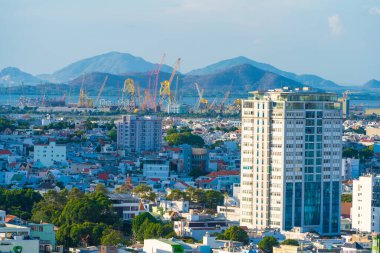 Vung Tau, VIETNAM 3 Mayıs 2024: Vietnam 'da dalgalar, kıyı şeridi, sokaklar, hindistan cevizi ağaçları ve Tao Phung dağının yukarıdan panoramik manzarası. Seyahat kavramı