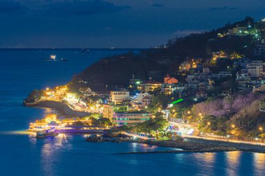 Vung Tau, VIETNAM 3 Mayıs 2024: Güzel günbatımı ve tekneleri olan üst manzara. Vung Tau 'nun yukarıdan panoramik manzarası dalgalar, sahil, sokaklar, hindistan cevizi ağaçları ve Vietnam' daki Tao Phung dağları.
