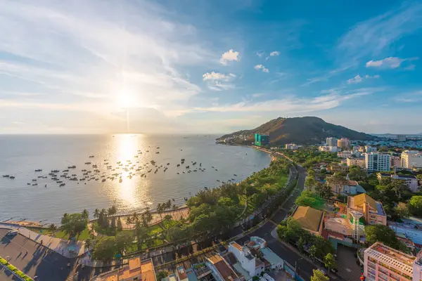 Vung Tau, VIETNAM 3 Mayıs 2024: Vietnam 'da dalgalar, kıyı şeridi, sokaklar, hindistan cevizi ağaçları ve Tao Phung dağının yukarıdan panoramik manzarası. Seyahat kavramı