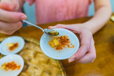 Küçük porselen fincanda pirinç buharı (banh beo), Vietnam yemeği, seçici odak