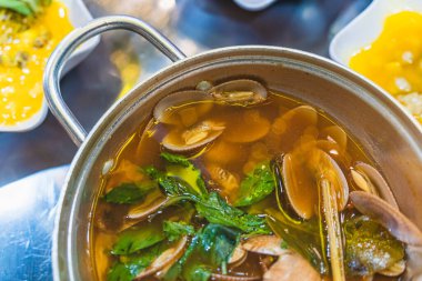 Kızarmış su ıspanağını salyangozla karıştır. Gri arka plandaki deniz ürünleri manzarasında servis edilir.