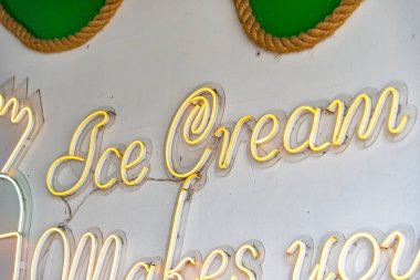 Dondurma tabelası seni duvarda mutlu ediyor.