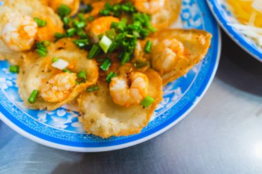 Vietnam usulü karidesli krep. Banh, Vung Tau 'yu tanıyordu. Vietnam yerel mutfağı. Sebzelerle servis edilir. Seçici odak