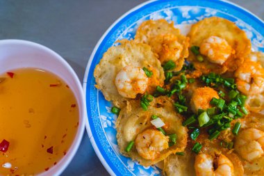 Vietnam usulü karidesli krep. Banh, Vung Tau 'yu tanıyordu. Vietnam yerel mutfağı. Sebzelerle servis edilir. Seçici odak