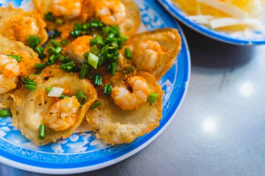 Vietnam usulü karidesli krep. Banh, Vung Tau 'yu tanıyordu. Vietnam yerel mutfağı. Sebzelerle servis edilir. Seçici odak