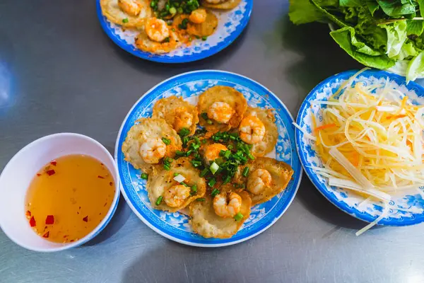 Vietnam usulü karidesli krep. Banh, Vung Tau 'yu tanıyordu. Vietnam yerel mutfağı. Sebzelerle servis edilir. Seçici odak