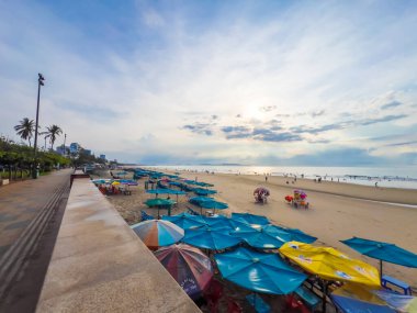 Vung Tau, VIETNAM 4 Mayıs 2024: Vietnam 'da dalgalar, kıyı şeridi, sokaklar, hindistan cevizi ağaçları ve Tao Phung dağları ile panoramik kıyı manzarası. Seyahat kavramı