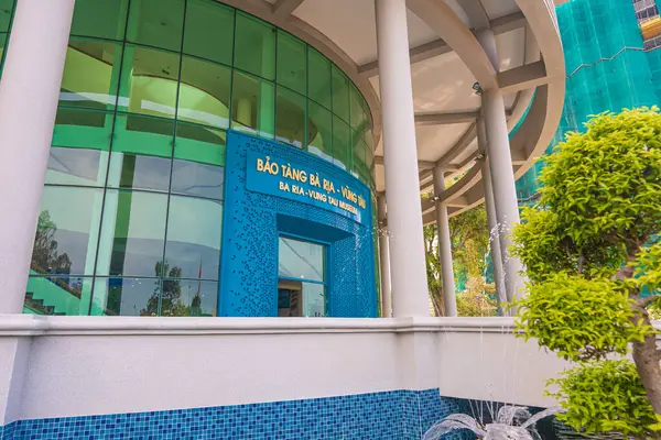 Vung Tau, VIETNAM 4 Mayıs 2024: Limanın yakınındaki Ba Ria - Vung Tau il müzesinin giriş ve binasında Vietnam bayrağı ve çok sayıda süs bitkisi bulunmaktadır..