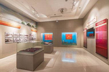 Vung Tau, Vietnam 4 Mayıs 2024: Ba Ria Vung Tau Müzesi 'nin savaş zamanı silah sergi alanı. Vung Tau, Vietnam 'ın en ünlü turistik şehirlerinden biridir. Seyahat kavramı