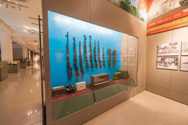 Vung Tau, Vietnam 4 Mayıs 2024: Ba Ria Vung Tau Müzesi 'nin savaş zamanı silah sergi alanı. Vung Tau, Vietnam 'ın en ünlü turistik şehirlerinden biridir. Seyahat kavramı