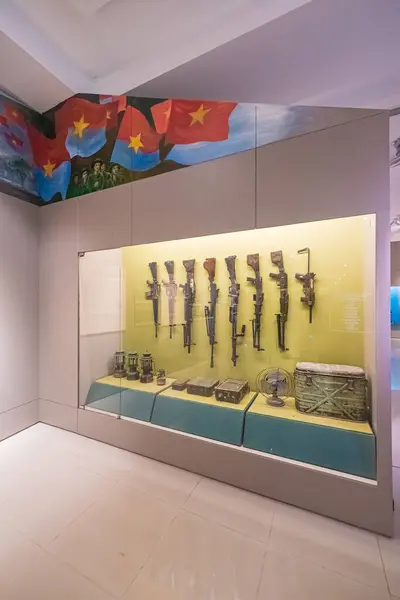 Vung Tau, Vietnam 4 Mayıs 2024: Ba Ria Vung Tau Müzesi 'nin savaş zamanı silah sergi alanı. Vung Tau, Vietnam 'ın en ünlü turistik şehirlerinden biridir. Seyahat kavramı