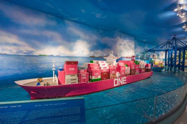 Vung Tau, VIETNAM 4 Mayıs 2024: Vung Tau müzesindeki Vung Tau 'da malları taşıyan bir konteyner gemisinin modeli