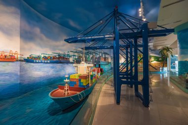 Vung Tau, VIETNAM 4 Mayıs 2024: Vung Tau müzesindeki Vung Tau 'da malları taşıyan bir konteyner gemisinin modeli