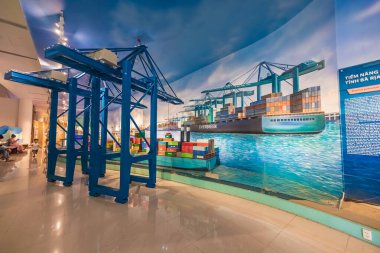 Vung Tau, VIETNAM 4 Mayıs 2024: Vung Tau müzesindeki Vung Tau 'da malları taşıyan bir konteyner gemisinin modeli