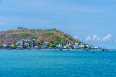 Vung Tau, VIETNAM 4 Mayıs 2024: Vietnam 'da dalgalar, kıyı şeridi, sokaklar, hindistan cevizi ağaçları ve Tao Phung dağları ile panoramik kıyı manzarası. Seyahat kavramı