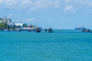 Vung Tau, VIETNAM 4 Mayıs 2024: Vietnam 'da dalgalar, kıyı şeridi, sokaklar, hindistan cevizi ağaçları ve Tao Phung dağları ile panoramik kıyı manzarası. Seyahat kavramı