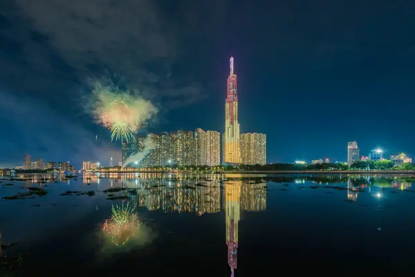 Ho Chi Minh Şehri, Vietnam - 31 Mayıs 2024: Kutlama. Ho Chi Minh City (Saigon), Vietnam 'da havai fişeklerin ticari bölge gökyüzünü aydınlatması. Geceleri güzel şehir manzarası. Tatiller, Bağımsızlık Günü, Yeni Yıl