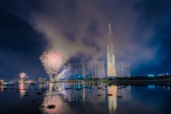 Ho Chi Minh Şehri, Vietnam - 31 Mayıs 2024: Kutlama. Ho Chi Minh City (Saigon), Vietnam 'da havai fişeklerin ticari bölge gökyüzünü aydınlatması. Geceleri güzel şehir manzarası. Tatiller, Bağımsızlık Günü, Yeni Yıl