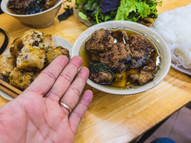 Bun cha, bambu tabanında taze otlarla servis edilen ızgara domuz eti ile ünlü bir Vietnam eriştesidir. ABD Başkanı Obama bu yemeği 2016 yılında Vietnam başkentini ziyaret ederken Hanoi 'de denedi..