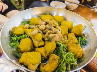 Vietnam usulü kızarmış börek, bir tabak ızgara kemiksiz yayın balığı, Hanoi La Vong adlı kızarmış nehir yayın balığı, taze dereotu, yeşil soğan ve kişniş ile servis edilir.