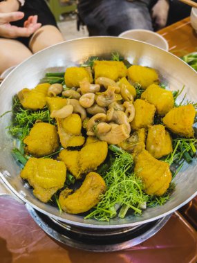 Vietnam usulü kızarmış börek, bir tabak ızgara kemiksiz yayın balığı, Hanoi La Vong adlı kızarmış nehir yayın balığı, taze dereotu, yeşil soğan ve kişniş ile servis edilir.